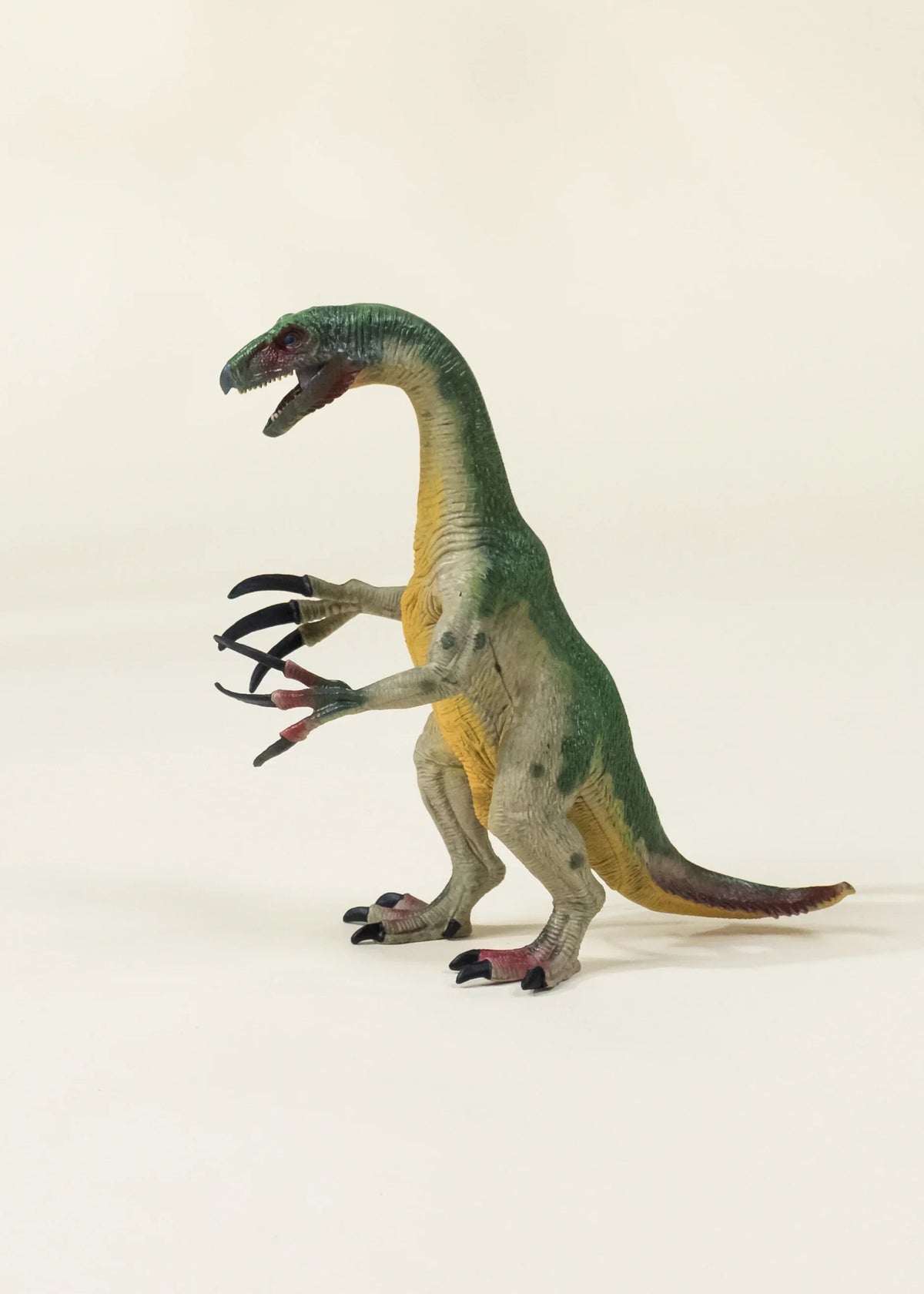 Therizinosaurus Dinosaur Collectible Cover