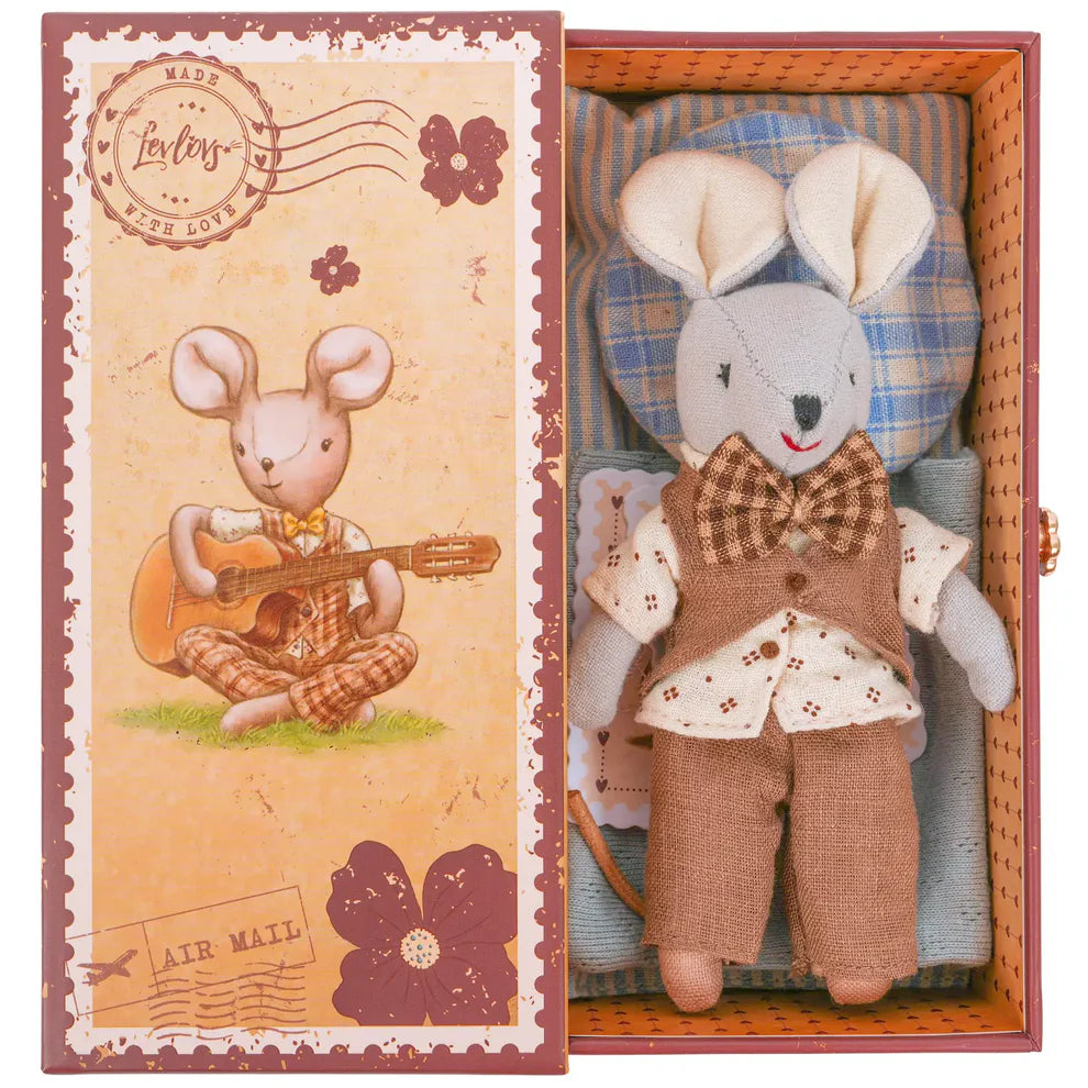 LevLovs Liam in Stampbox Cover